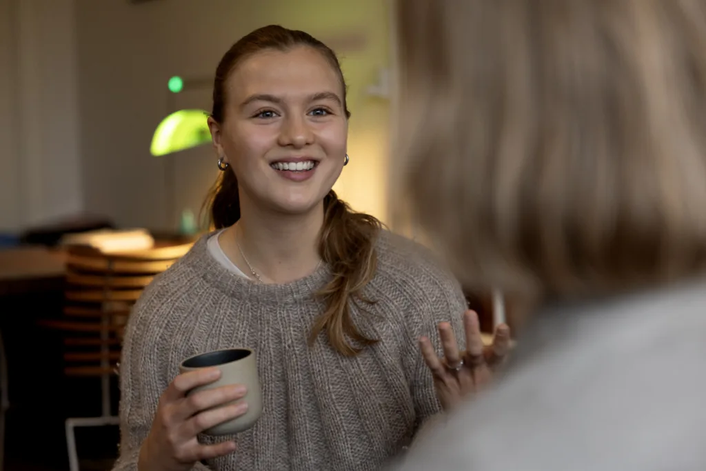 Ung kvinde sidder i terapi hos psykolog